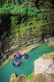 Telusur goa Tubing