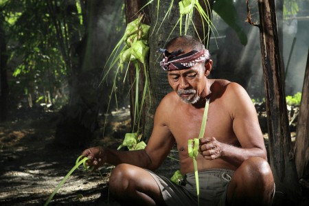 Menganyam Janur.