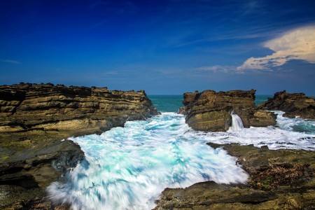 Ombak Dari Celah Karang