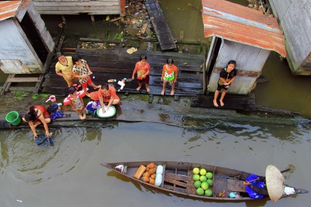 MELINTASI KOTA SERIBU SUNGAI
