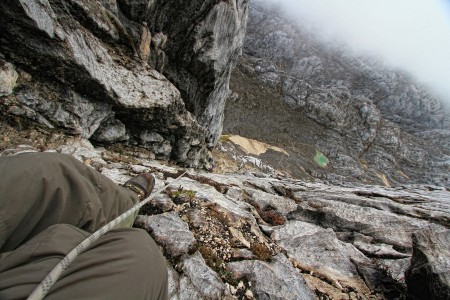 Menanti di Tebing Cartenz Pyramid