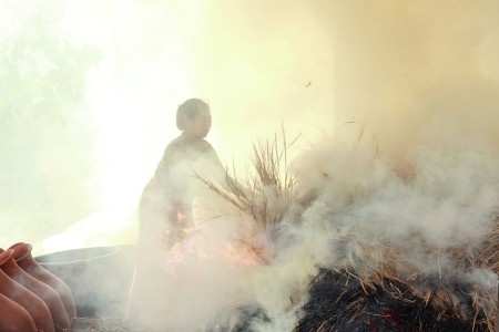 wanita pembakar gerabah mentah