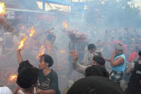 budaya hindu lombok, menyambut Nyepi, perang api