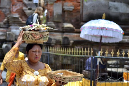 Menuju Tempat Ibadah