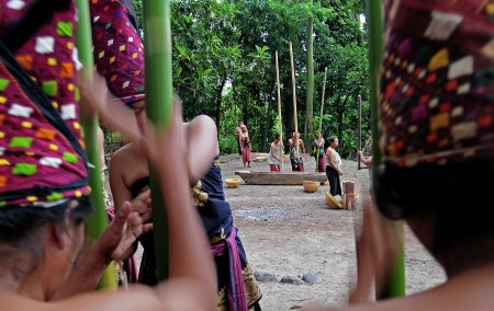 Menumbuk Padi