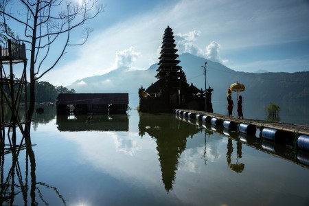 Temple ceremony on Lake Batur