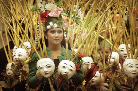 diantara topeng