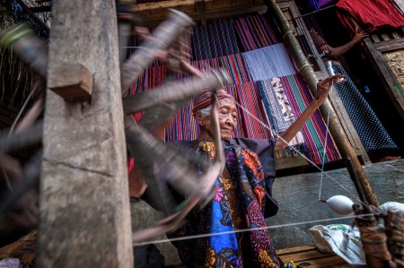 The old woman weaver