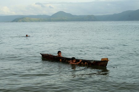 bermain di danau toba