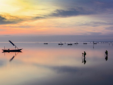 a boat vs photographers