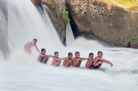 Bermain didam irigasi sawah