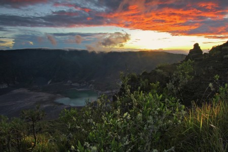 Fajar di Kawah Tambora