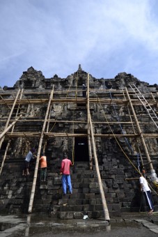 Pembersihan Candi Sari
