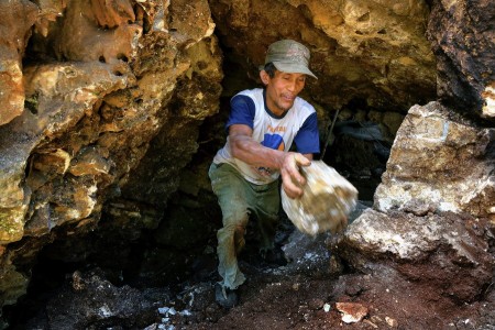 Sang Penggali Batu Kapur Dolomit