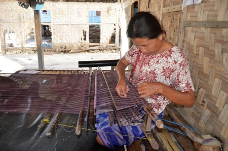 Pengrajin Kain Tenun