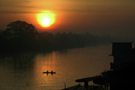 Seberangi Sungai di Pagi Hari