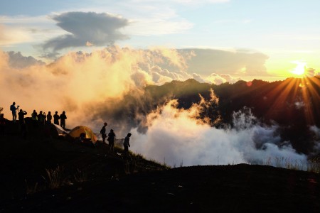 Terbenam Diatas Awan