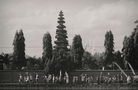 Berjalan kaki menuju Pura