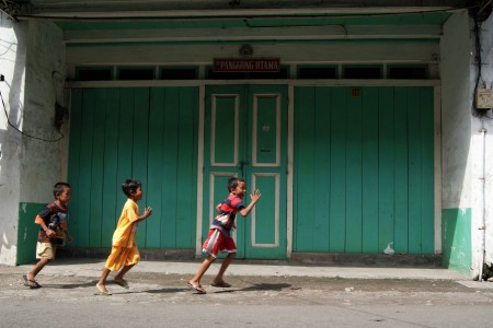 bermain di panggung utama
