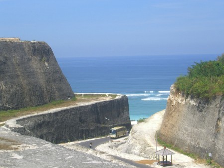 Pemandangan Pantai Kutuh Pandawa dari Tebing