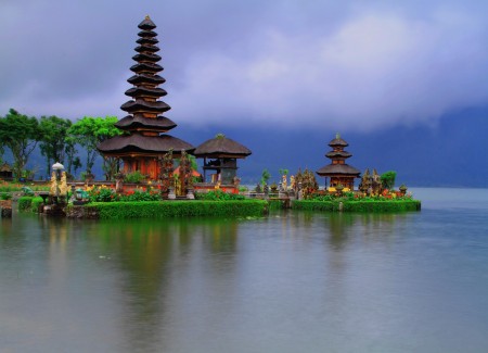 the great Ulun Danu Temple of Bratan Lake