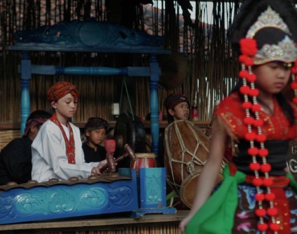 Mengiringi Penari