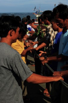 Gotong Royong Menarik Kapal