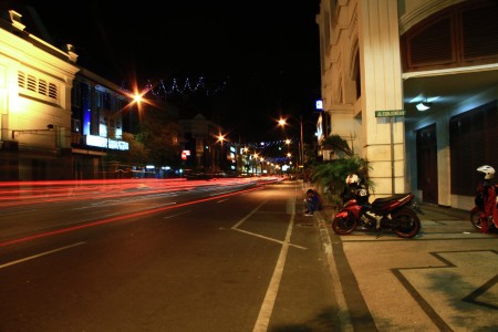 jalan tunjungan malam hari