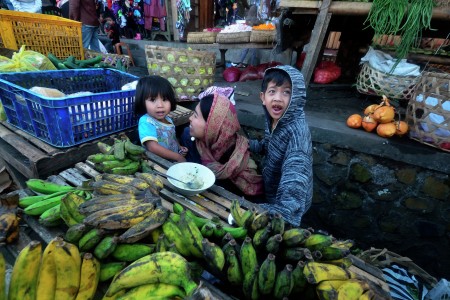 Ikut Ibu Berjualan di Pasar