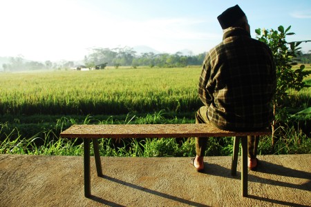 Sendiri Menikmati Hari Tua
