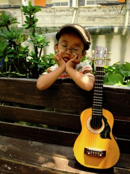 Musisi Kecil Sedang Mengantuk