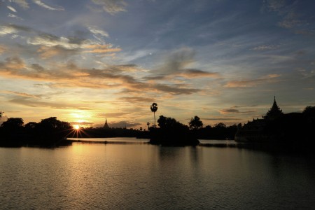 Sunset at shwedagon padoga