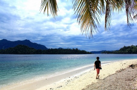 menyusuri pantai
