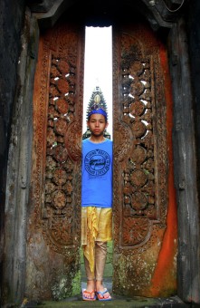 Di antara Pintu Pura