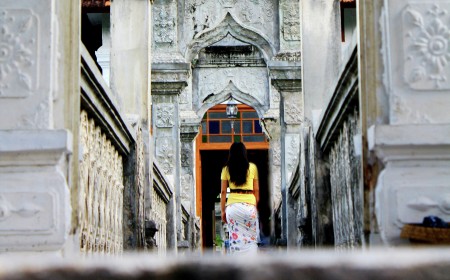Walking down in Soekasada Water Palace