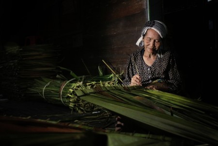 "pengrajin atap rumbia"