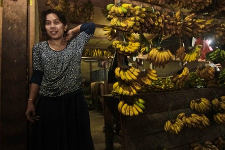 wanita penjual pisang