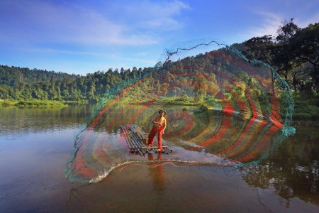 Penjala ikan di Situgunung