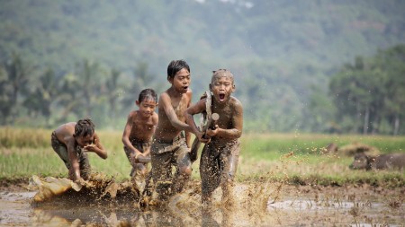 Bangkit , berdiri dan Berpacu bersama