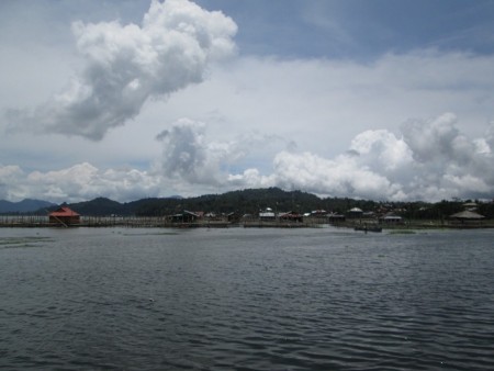 Perkampungan di Atas Danau