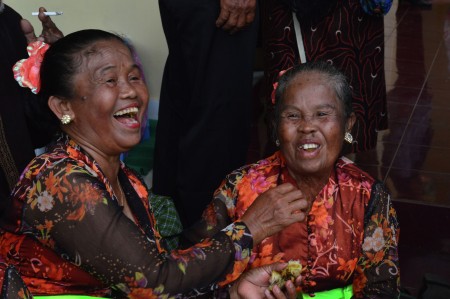 Tertawa Ceria si Mbah