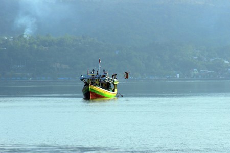 melompat dari kapal