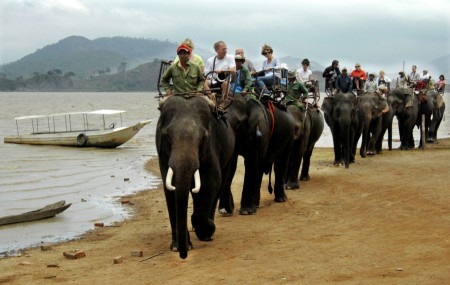 Dáº¡o chÆ¡i bÃªn Há»“ Lak