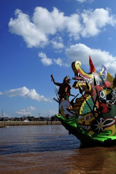 Menari di atas naga