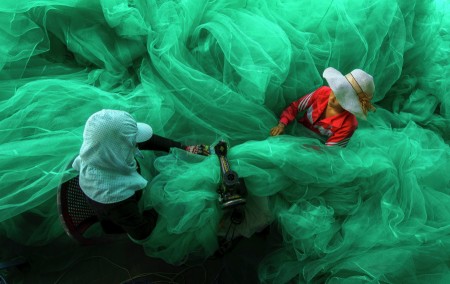 Sewing fishing net (new)