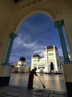 Cleaning Al Mashun