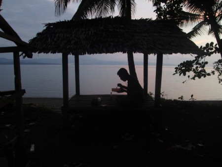 Nyamannya Suasana Senja di Pantai