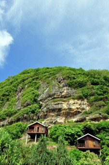 Bungalow di tebing batu