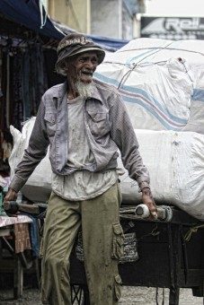 SEBERAT APAPUN BEBAN YANG KU BAWA AKU AKAN TETAP TERSENYUM
