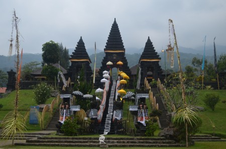Upacara adat di Pura Agung Jagatkartta